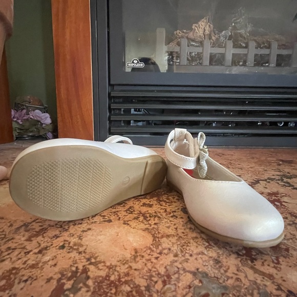 Rachel Shoes Size 6 cream colored dress shoes with bowed ankle clasps - Picture 4 of 4